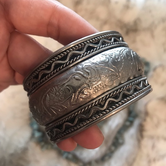 Silver-toned, vintage, bohemian cuff with elephant - Picture 3 of 4